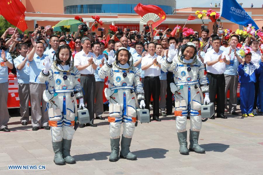 Astronautas a punto de embarcar en Shenzhou-10