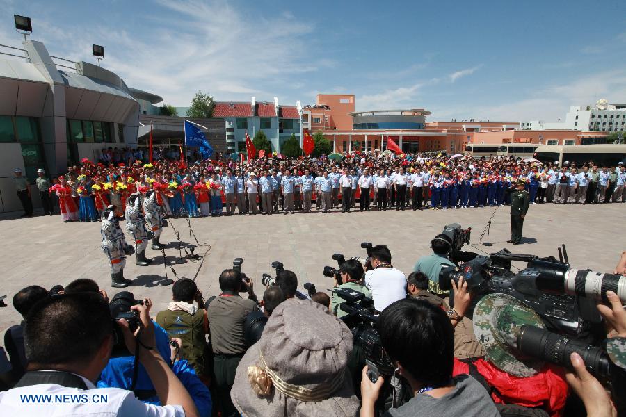 Astronautas a punto de embarcar en Shenzhou-10