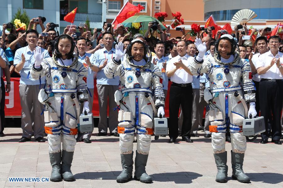 Astronautas a punto de embarcar en Shenzhou-10