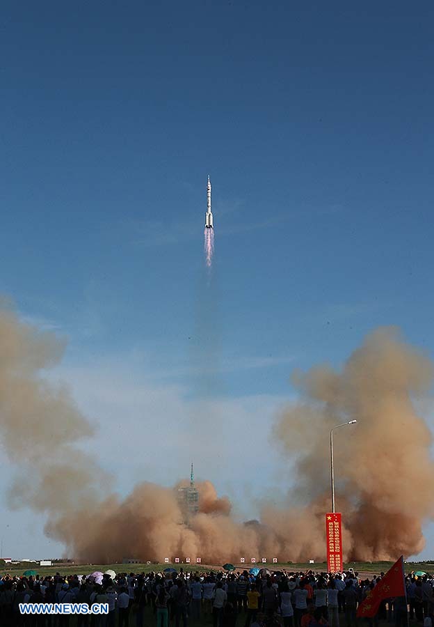 China lanza nave espacial tripulada Shenzhou-10
