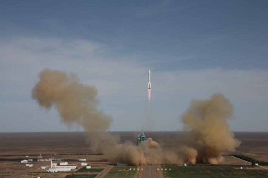 China lanza con éxito astronave Shenzhou-10