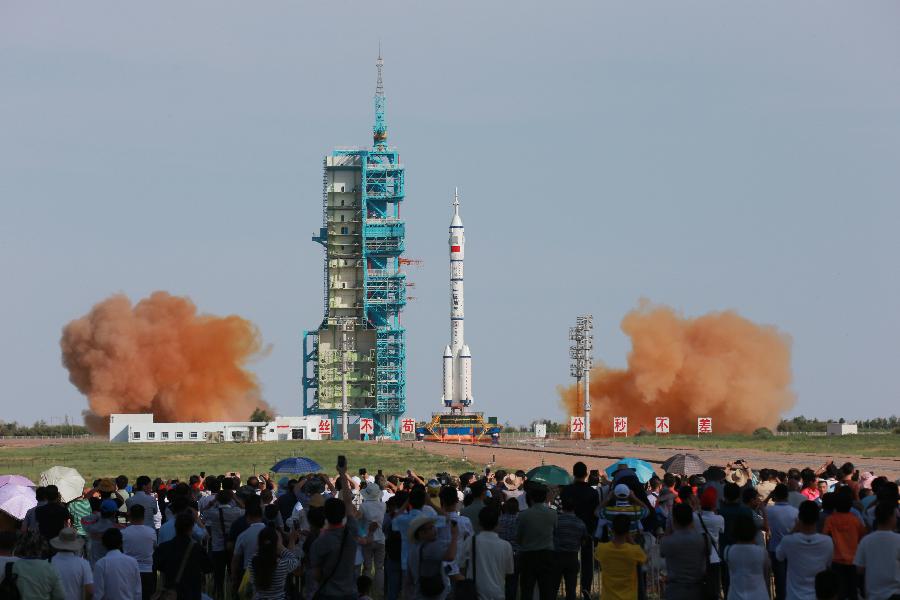 China lanza con éxito astronave Shenzhou-10