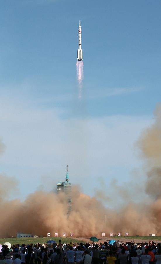 China lanza con éxito astronave Shenzhou-10