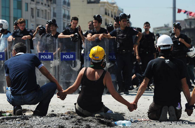 Policía usa gas lacrimógeno contra manifestantes en Estambul 4
