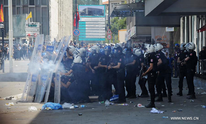 Policía usa gas lacrimógeno contra manifestantes en Estambul 5