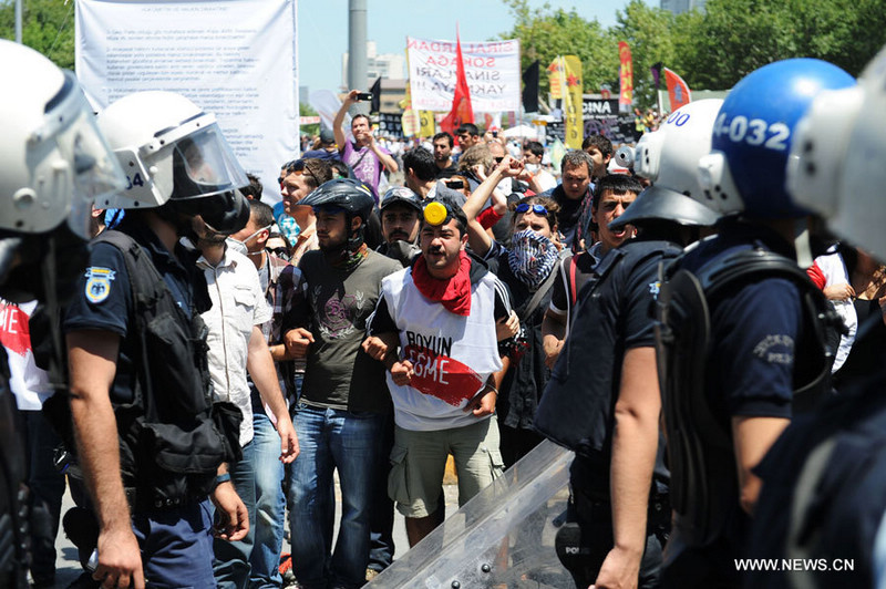 Policía usa gas lacrimógeno contra manifestantes en Estambul