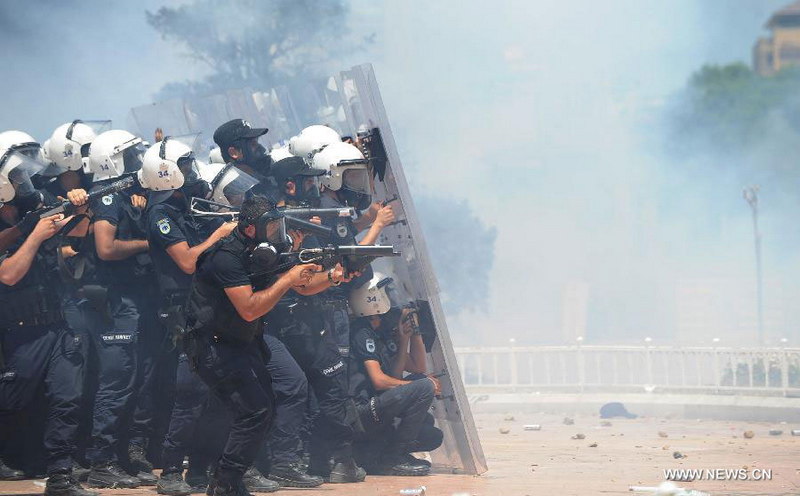 Policía usa gas lacrimógeno contra manifestantes en Estambul 6