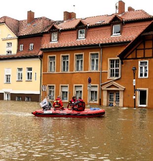 Merkel hace cuarta visita a regiones afectadas por inundaciones