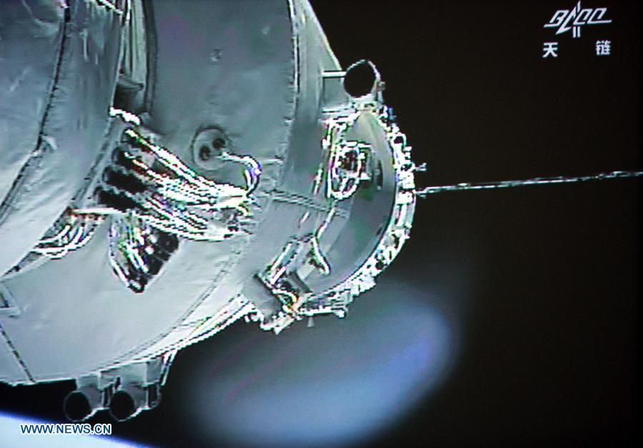 Shenzhou-10 se acopla con éxito a módulo espacial 2