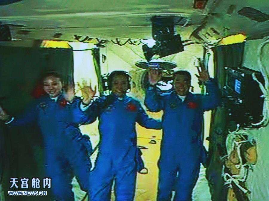 Astronautas del Shenzhou-10 entran en Tiangong-1 