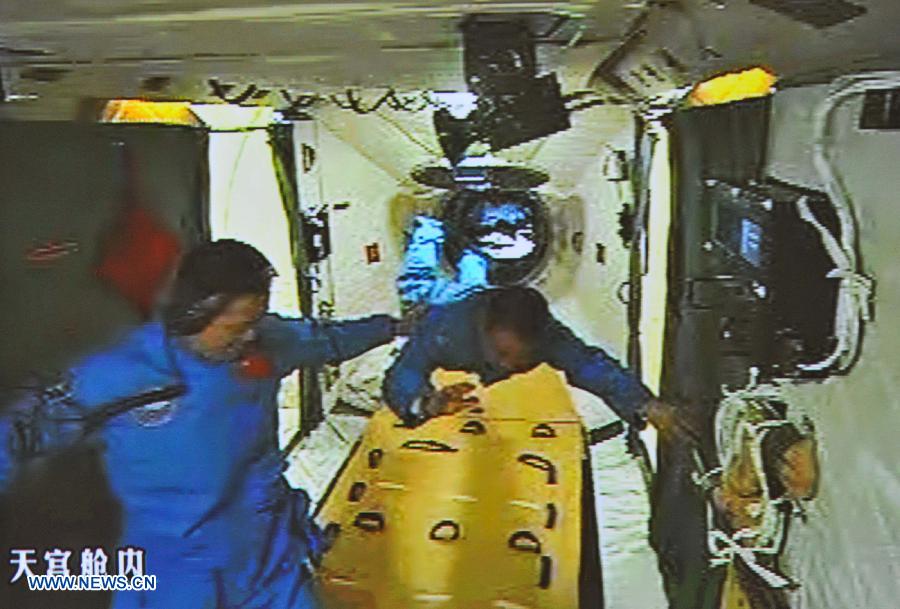 Astronautas del Shenzhou-10 entran en Tiangong-1 (5)