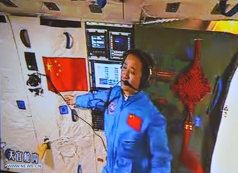 Astronautas del Shenzhou-10 entran en Tiangong-1 (3)