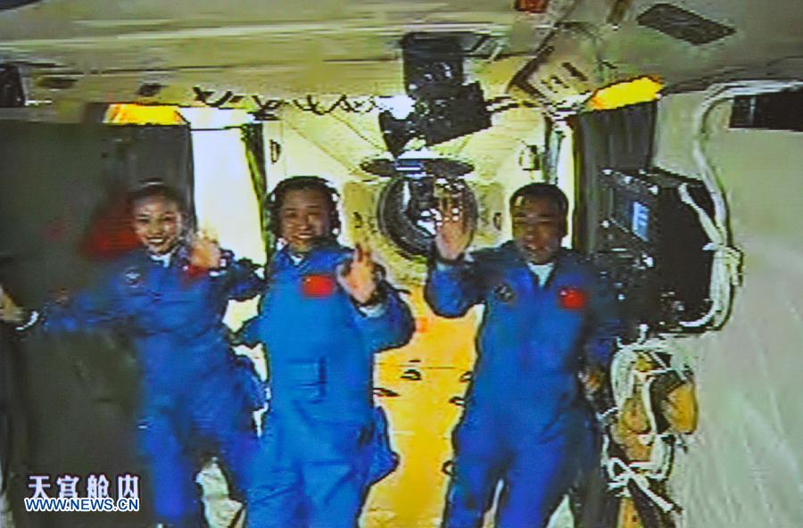 Astronautas del Shenzhou-10 entran en Tiangong-1 (4)
