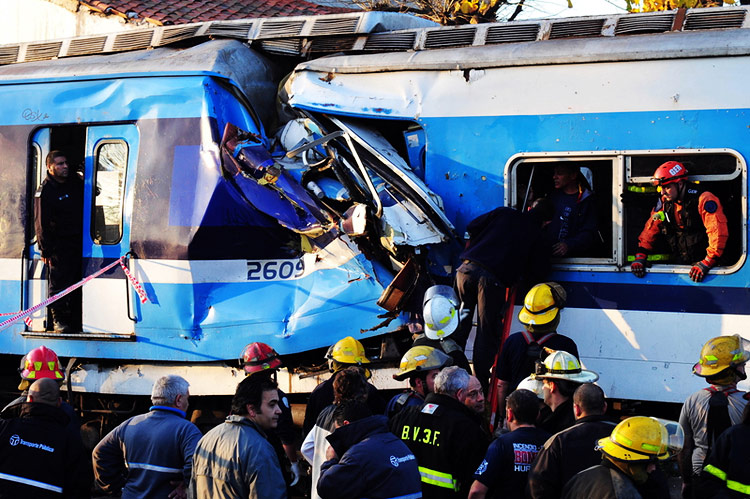 Tres muertos y 155 heridos deja choque de trenes en Argentina 5