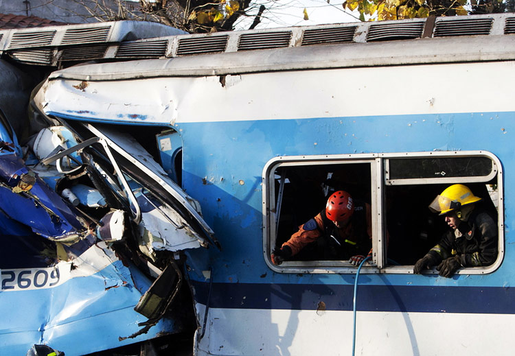Tres muertos y 155 heridos deja choque de trenes en Argentina 3