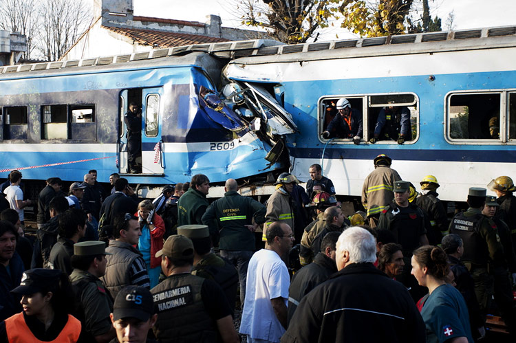 Tres muertos y 155 heridos deja choque de trenes en Argentina 4