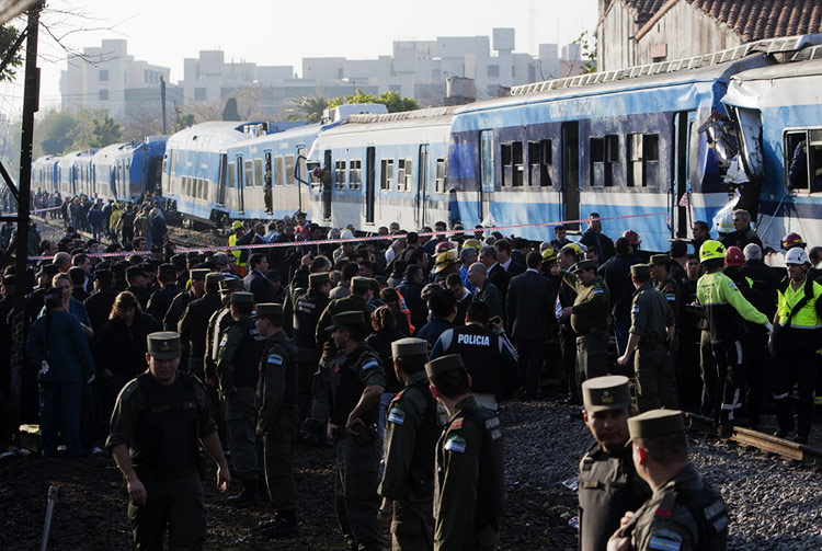 Tres muertos y 155 heridos deja choque de trenes en Argentina 2