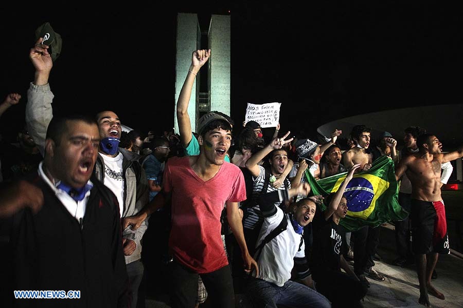 Manifestantes ocupan rampas de acceso al Congreso brasileño y suben al techo