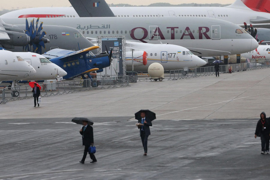 Los visitantes asisten a la primera jornada lluviosa del 50º Salón Aeronáutico de Paris, en el aeropuerto de Le Bourget, cerca de París, el  17 de junio de 2013. La exhibición aérea va desde el 17 de junio a 23.[Foto/agencias]