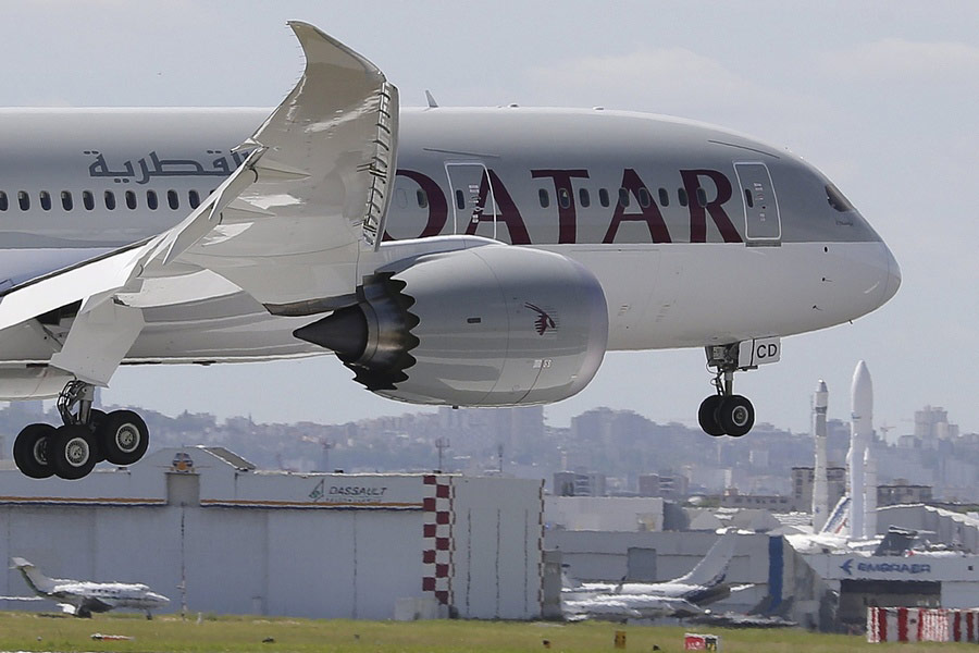 Un Boeing 787 Dreamliner de la compañía Qatar Airways aterriza en el aeropuerto de Le Bourget, cerca de París, el 16 de junio de 2013, un día antes del inicio del 50º Salón Aeronáutico de Paris, el 16 de junio de 2013. La exposición durará desde el 17 al 23 de junio. [Foto/agencias]