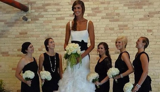 Las fotografías de la boda de la jugadora de baloncesto Allyssa Dehaan destacan por la enorme estatura de la novia