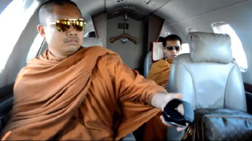 Budistas tailandés que adoran Vuitton causan intensa crítica entre fieles de la religión