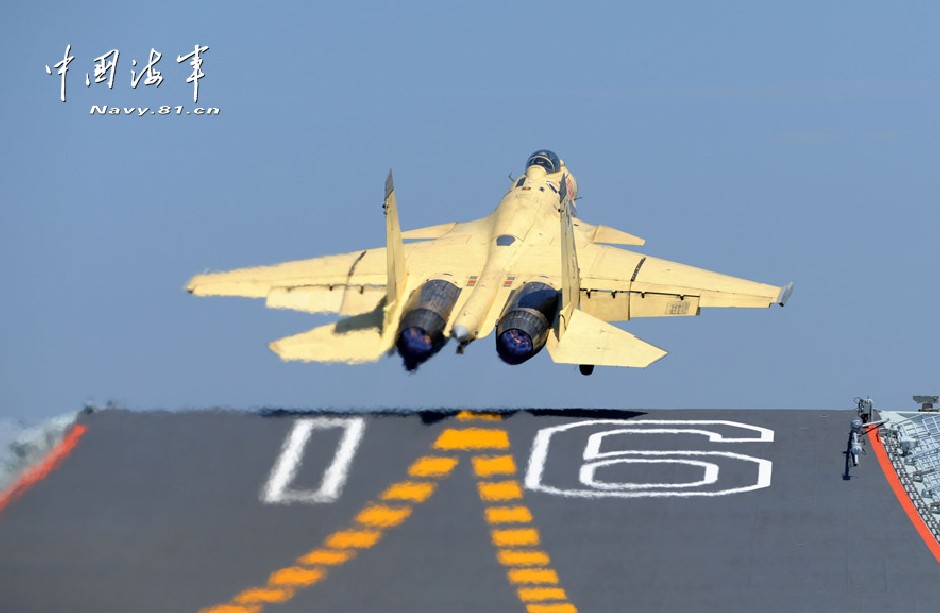 Cazas de guerra realizan ejercicios de entrenamiento en el portaaviones chino  (5)