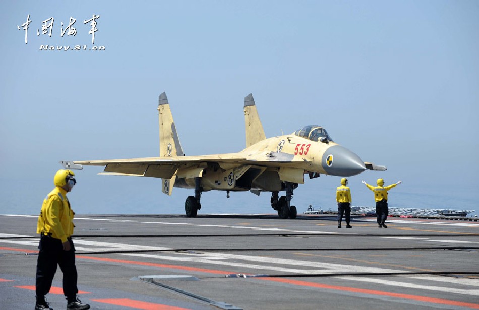 Cazas de guerra realizan ejercicios de entrenamiento en el portaaviones chino  (6)