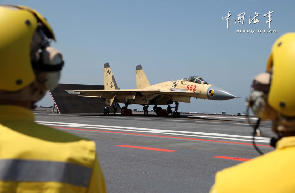 Cazas de guerra realizan ejercicios de entrenamiento en el portaaviones chino  (4)