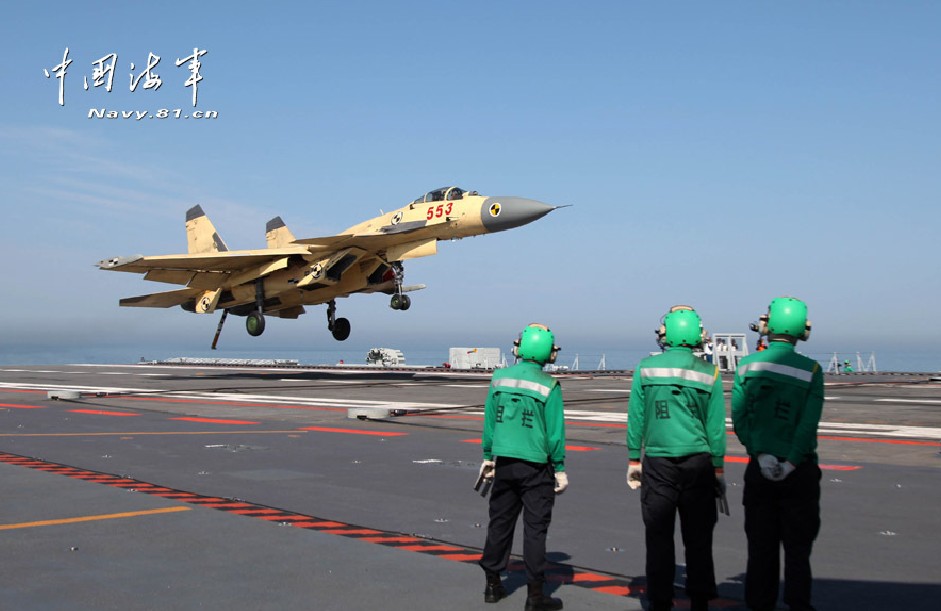 Cazas de guerra realizan ejercicios de entrenamiento en el portaaviones chino