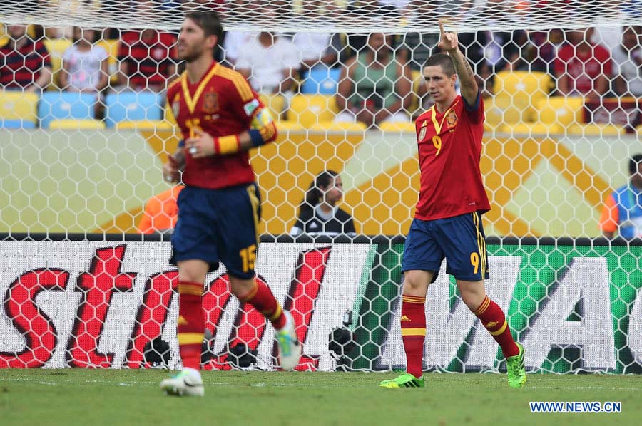 España marca diferencia entre fútbol profesional y amateur