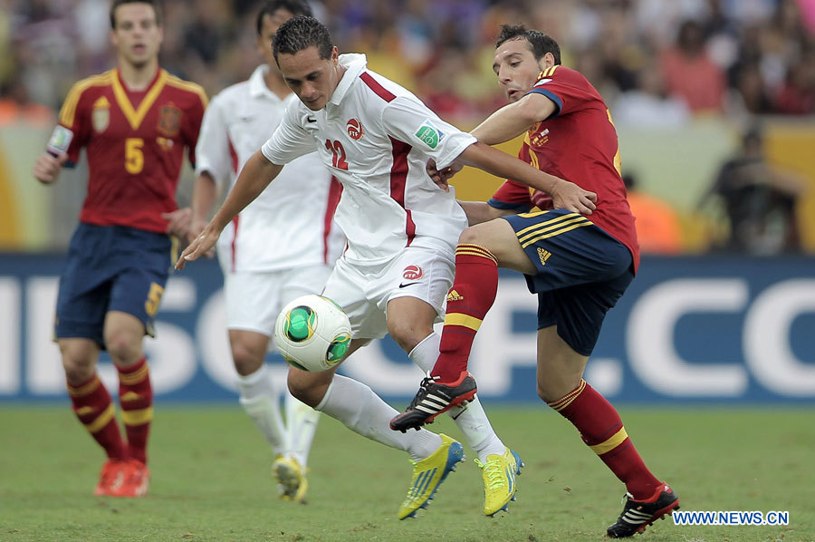España marca diferencia entre fútbol profesional y amateur