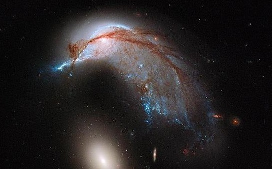 Telescopio Hubble fotografía encuentro de dos galaxias