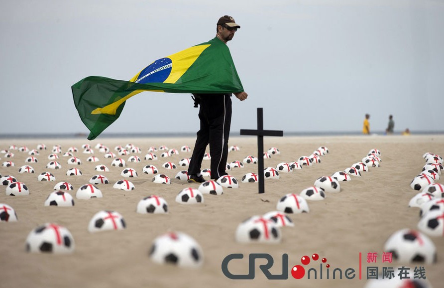 Brasileños protestan con cementerio de balones de fútbol 2