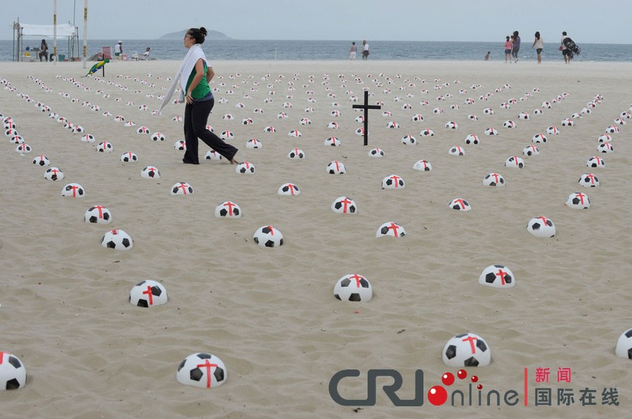 Brasileños protestan con cementerio de balones de fútbol 3