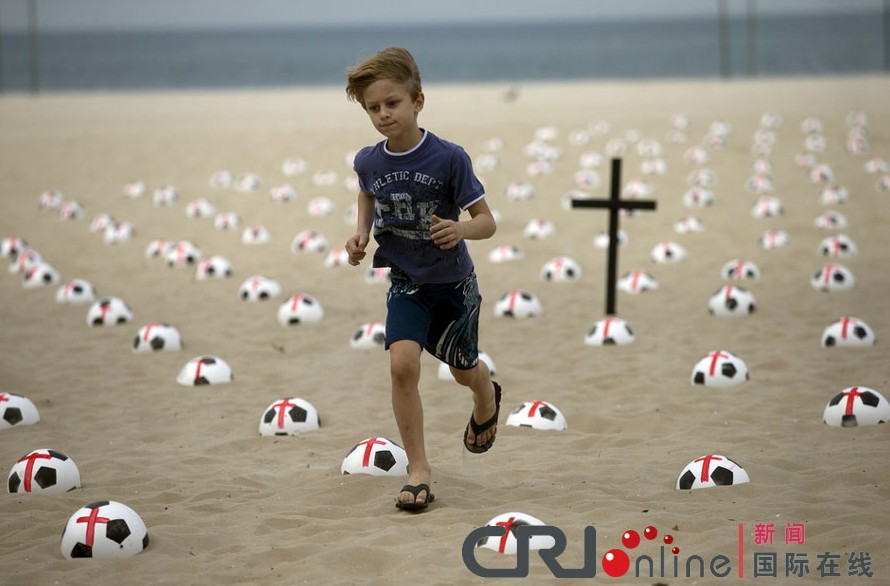 Brasileños protestan con cementerio de balones de fútbol