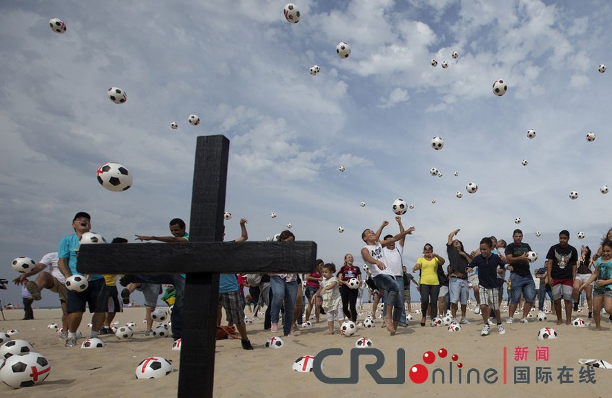 Brasileños protestan con cementerio de balones de fútbol 5