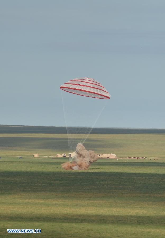 Aterriza con éxito cápsula de retorno de Shenzhou-10