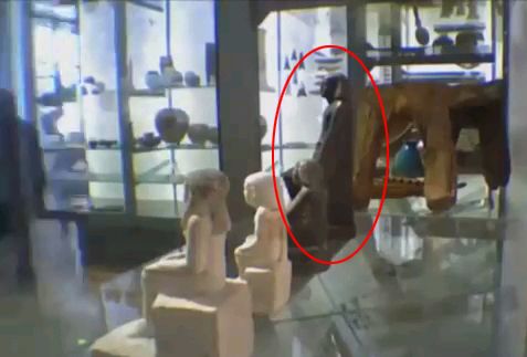 Fenómeno sobrenatural en museo de Manchester: Estatuilla egipcia se mueve sola