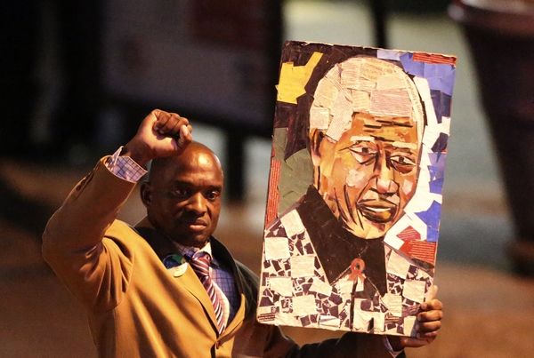 Pueblo sudafricano rinde homenaje a Mandela
