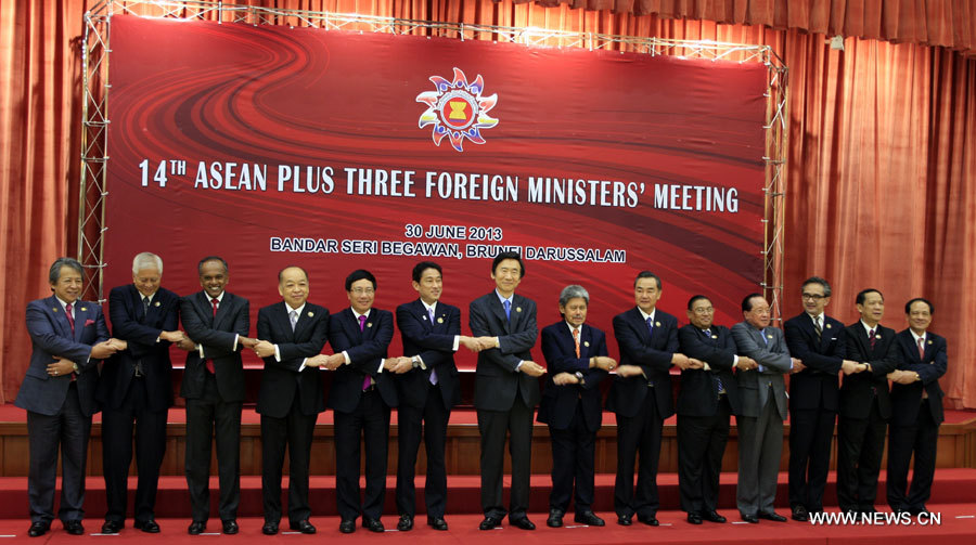 Canciller chino pide mayor cooperación entre Asean, China, Japón y R. de Corea