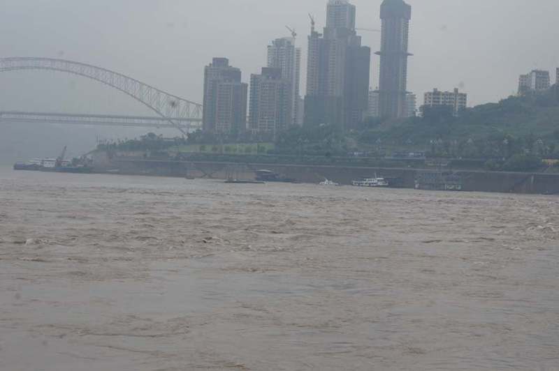 Hundimiento de barcaza causado por inundación deja cinco desaparecidos en suroeste de China