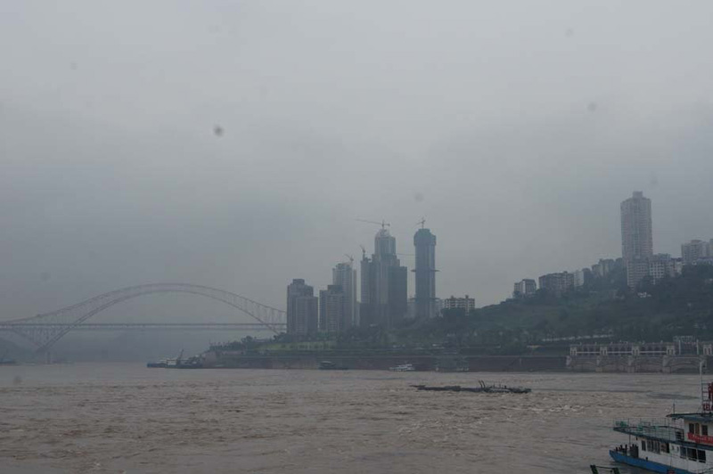 Hundimiento de barcaza causado por inundación deja cinco desaparecidos en suroeste de China
