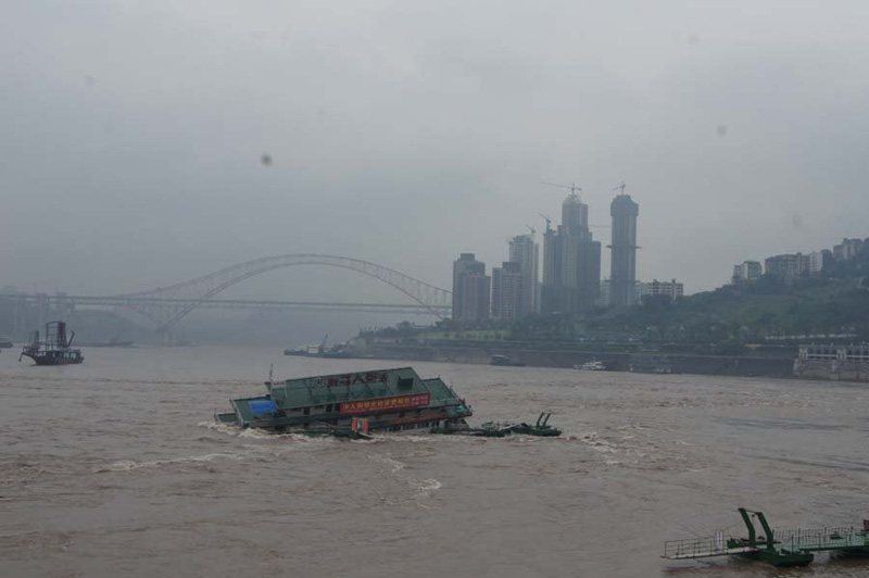 Hundimiento de barcaza causado por inundación deja cinco desaparecidos en suroeste de China