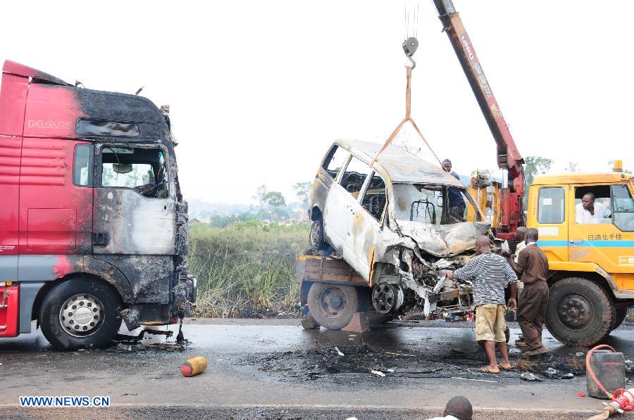 Sube a 35 número de víctimas por explosión de camión cisterna en Uganda
