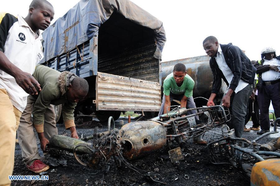 Sube a 35 número de víctimas por explosión de camión cisterna en Uganda