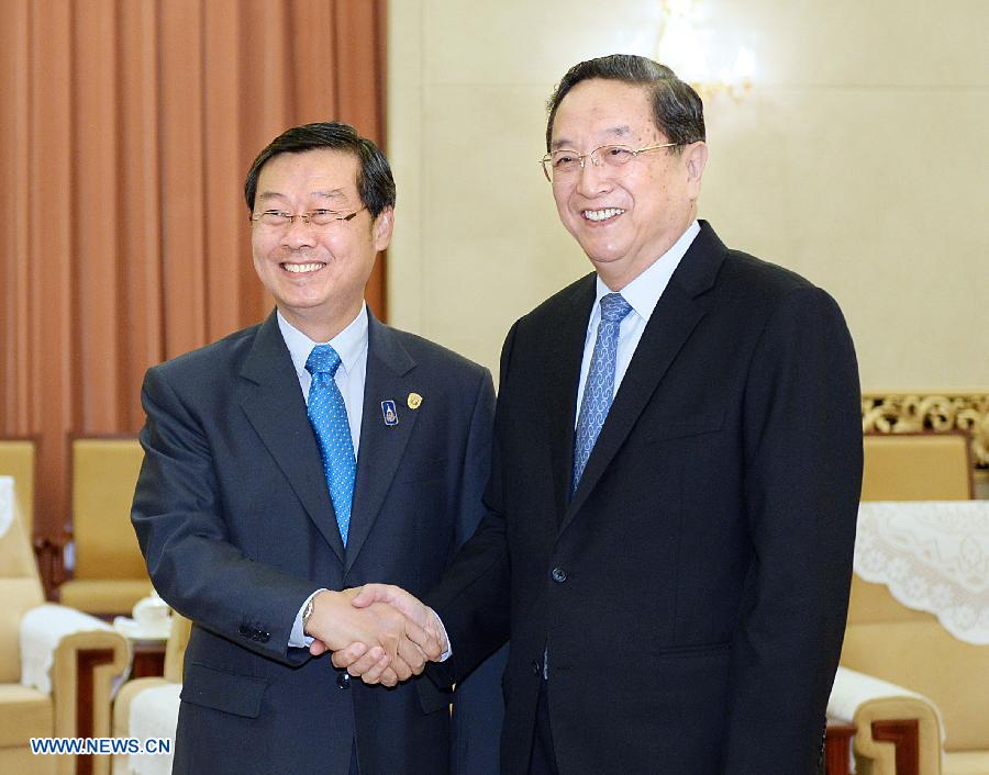 Máximo asesor político de China se reúne con huésped tailandés