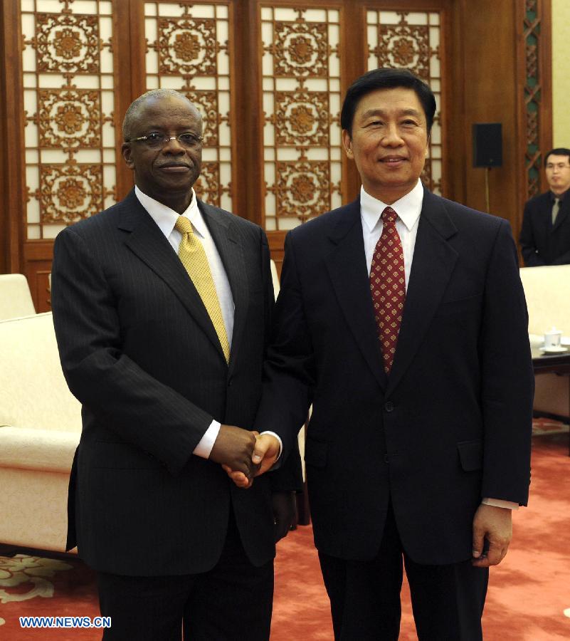 Vicepresidente chino se reúne con primer ministro ugandés