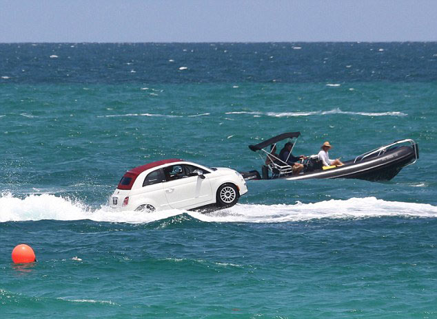 Autos Fiat nadan en la costa 2