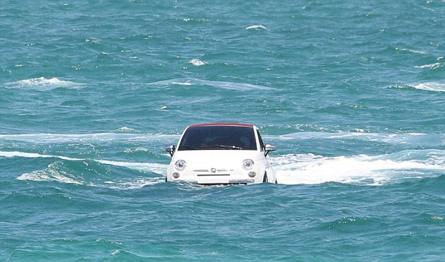 Autos Fiat nadan en la costa 4